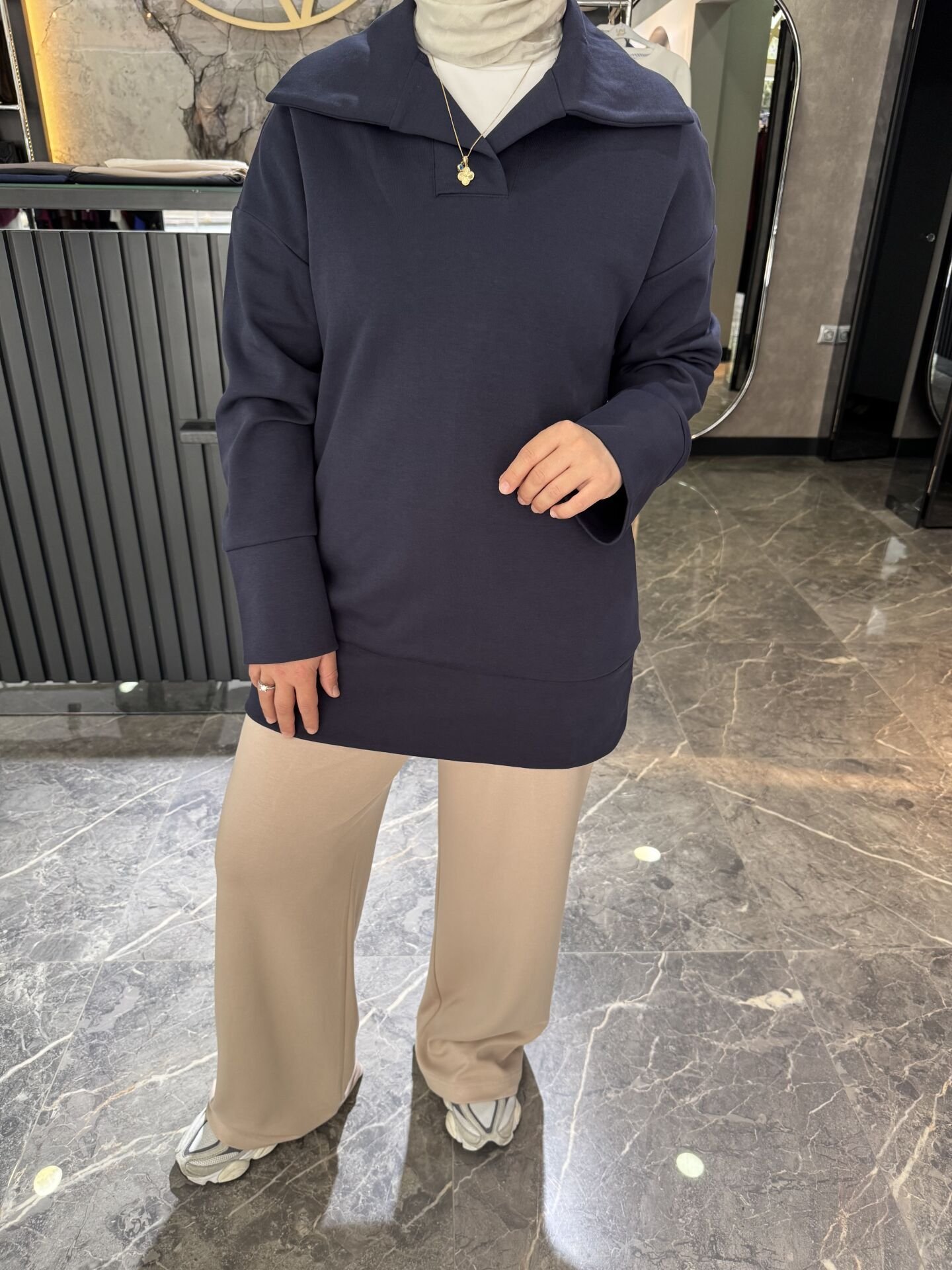 AÇIK YAKALI SPOR SWEAT