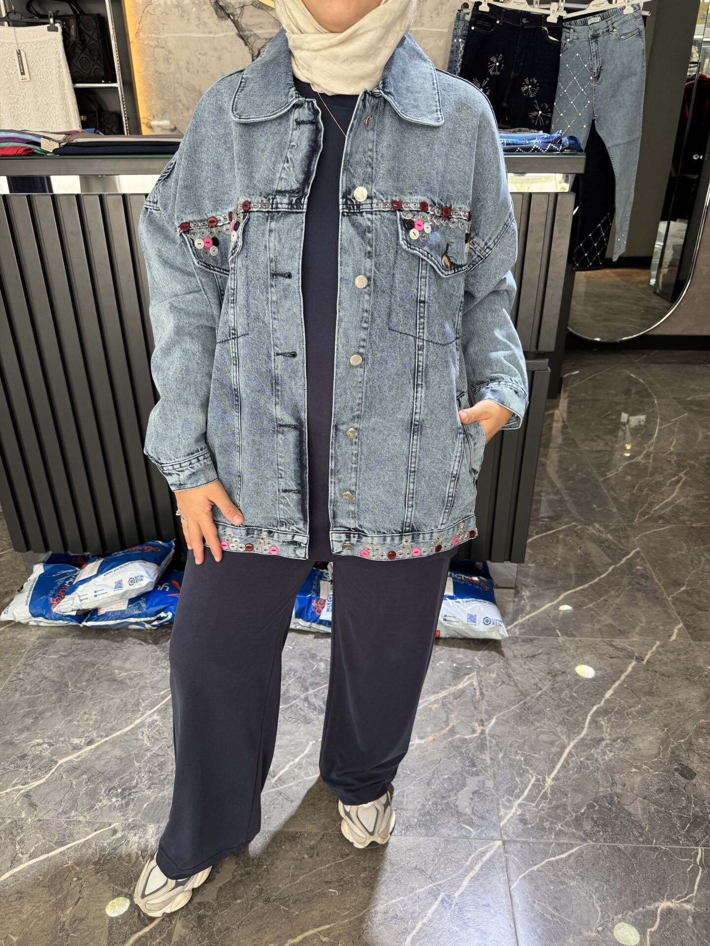 RENKLİ DÜĞME İŞLEMELİ KOT CEKET