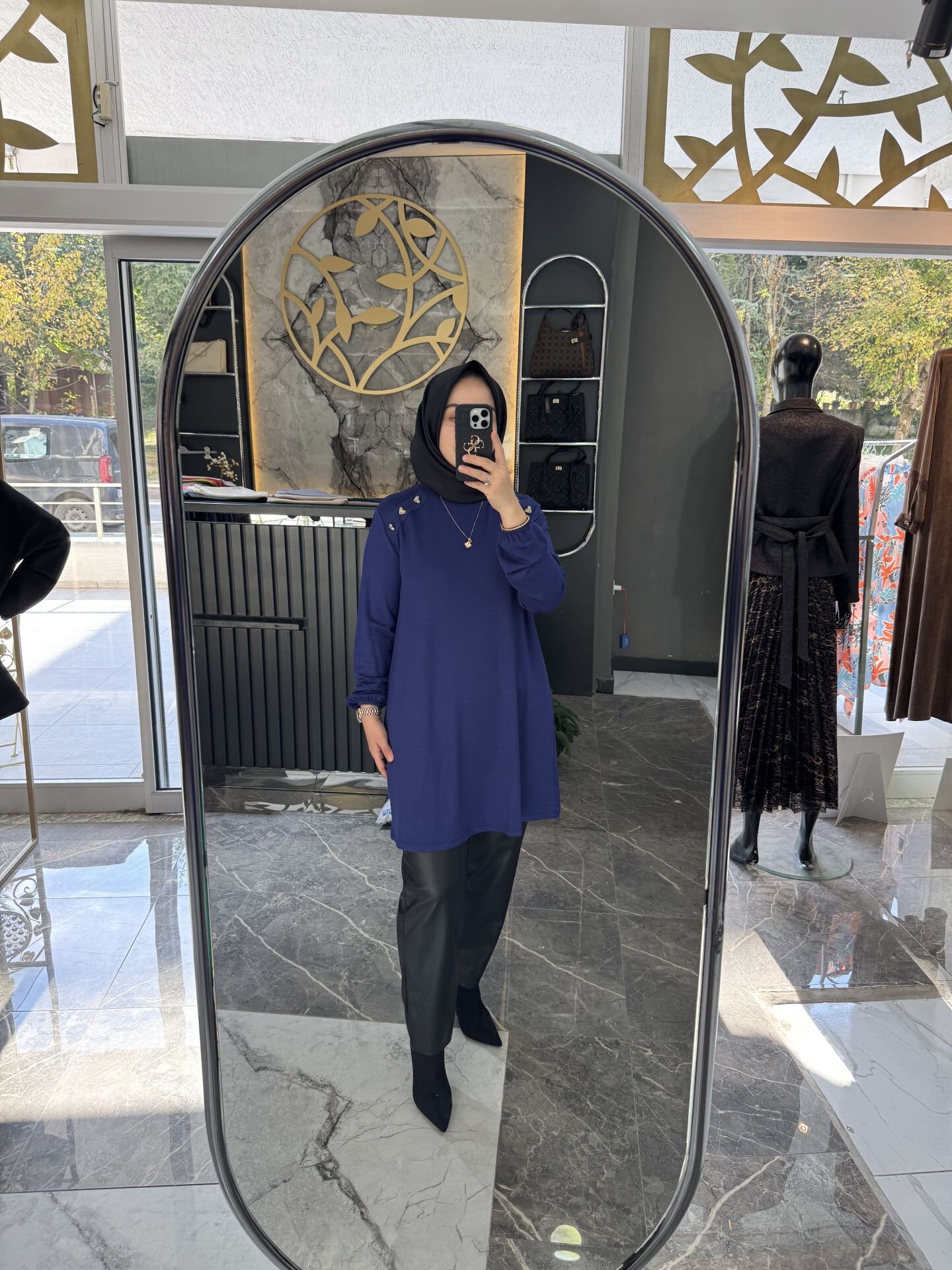 OMUZU DÜĞMELİ İPEK PENYE