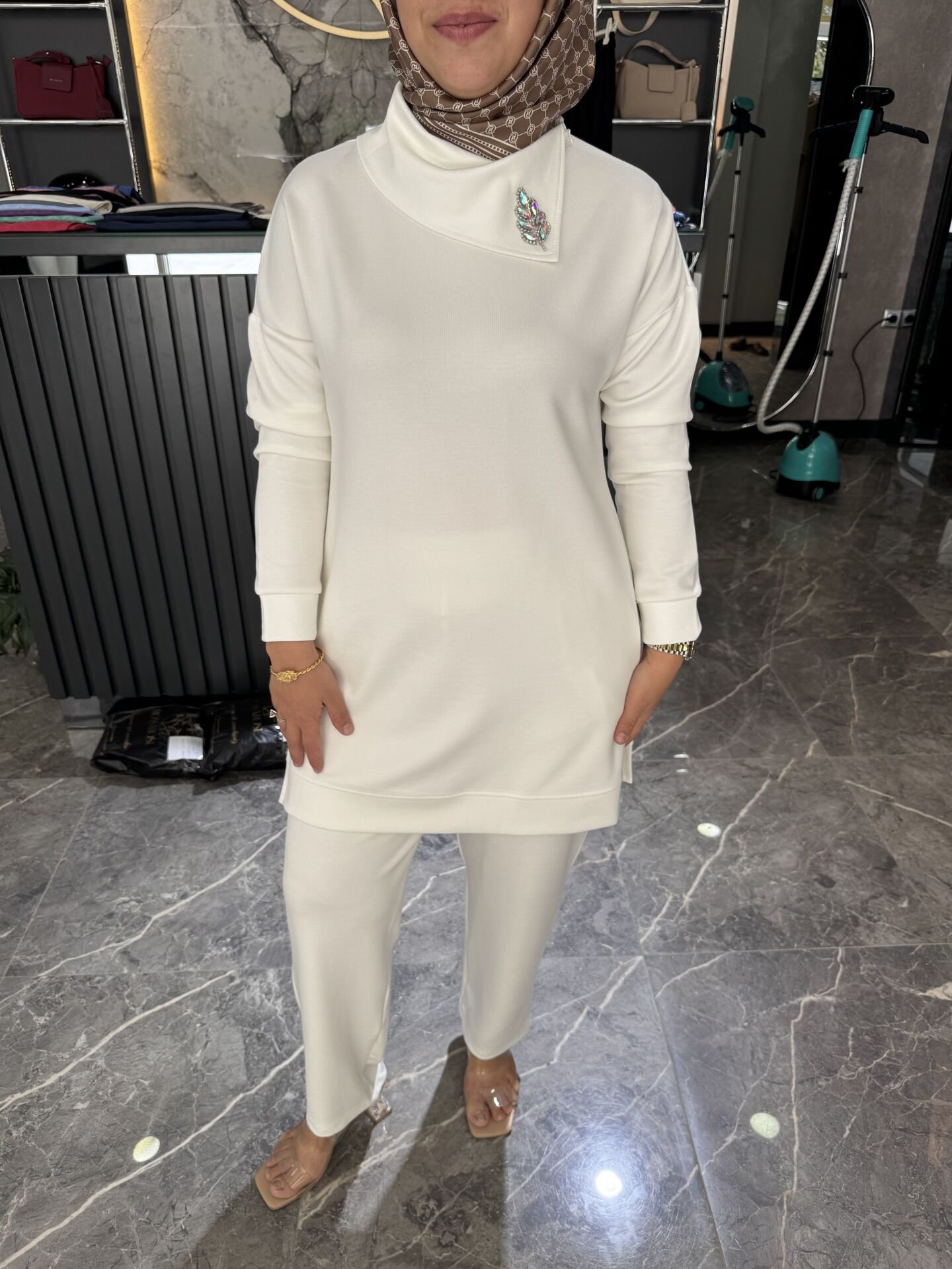 YAKASI TAŞ DETAY SPOR TAKIM